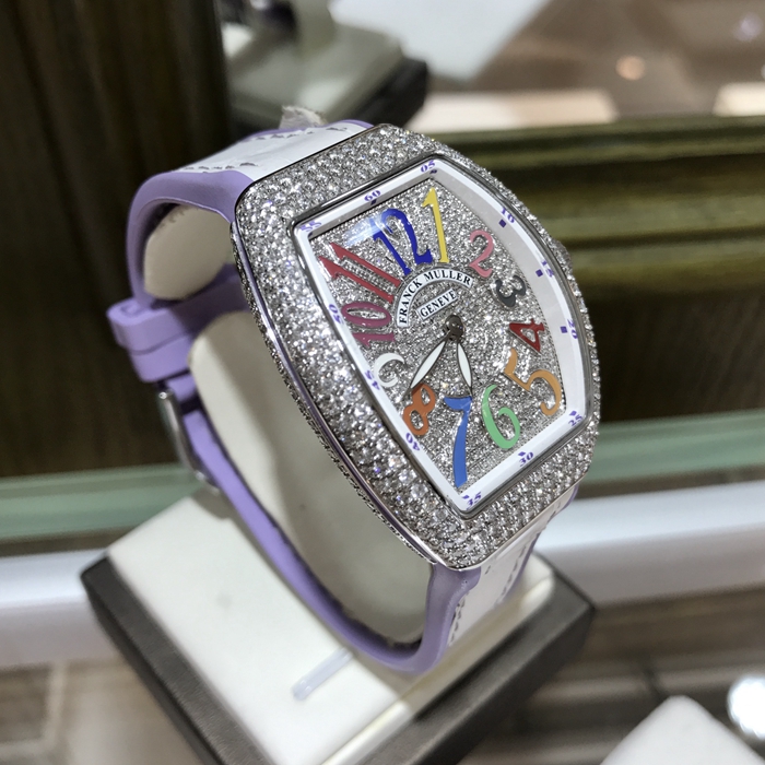 FRANCK MULLER 法兰克穆勒 LADIES'COLLECTION系列，V 32 SC FO COL DRM。32*42.3毫米表径，精钢后加钻表壳，彩字满天星面盘。精准石英机芯。 全套附件齐全。