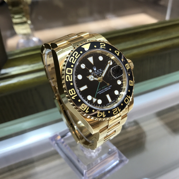 Rolex 劳力士 格林尼治型II系列，116718-LN-78208。40毫米表径，18K黄金表壳，黑色面盘，24小时渐进刻度双向旋转外圈，配Cerachrom陶质字圈，3点位置日期显示，中央时、分及秒针；24小时显示；瞬时变更独立指针显示第二时区时间；瞬跳日历；秒针暂停功能以准确调校时间，自产3186型自动上弦机械机芯，动力储备48小时。专柜定价：242300元。 单表附保卡。