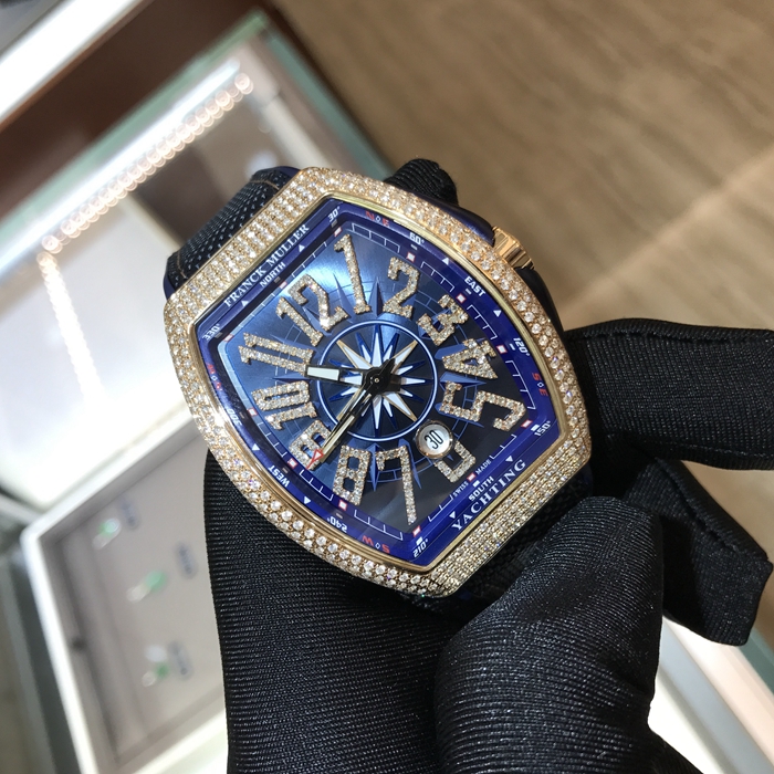 FRANCK MULLER 法兰克穆勒 YACHTING系列，V45。44X53.7毫米表径。18K玫瑰金镶钻表壳，深蓝色酒桶型面盘，六点位置日期显示，蓝宝石水晶玻璃表镜，自动上弦机械机芯。 全套附件齐全。