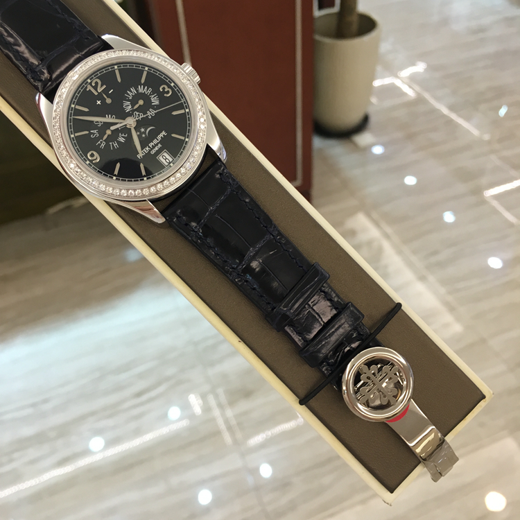 PATEK PHILIPPE 百达翡丽 复杂功能时计系列，5147G-001。39毫米表径，18K白金表壳镶嵌62颗钻石约0.82克拉，海蓝色漆表盘，中心大秒针，金质立体时标和字块，月相、指针式星期和月份显示，视窗式日期显示、动力储备显示。Cal.324 S IRM QA LU自动上弦机械机芯，动力储备45小时。专柜定价：347100元。 未使用品全套附件齐全。