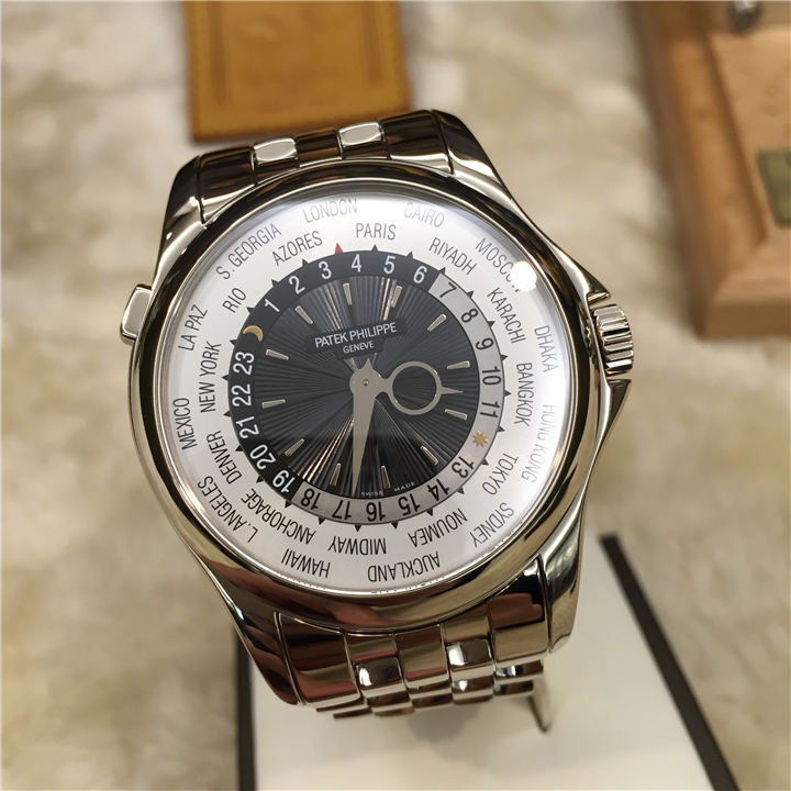 PATEK PHILIPPE 百达翡丽 复杂功能时计系列，5130/1G-011，39.5毫米表径，18K白金表壳，日辉纹雕花表盘，金质立体时标，世界时间显示，自动上弦机械机芯，动力储备48小时。专柜定价：503900元。 单表无附件。