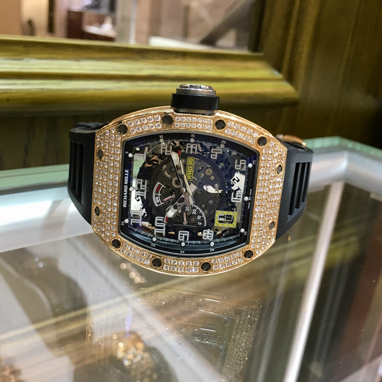 RICHARD MILLE 理查德米勒 男士系列，RM 030。50x42.7毫米表径，18K玫瑰金后加钻表壳，酒桶型镂空面盘，七点位置为日期显示，自动上弦机械机芯。 单表无附件。