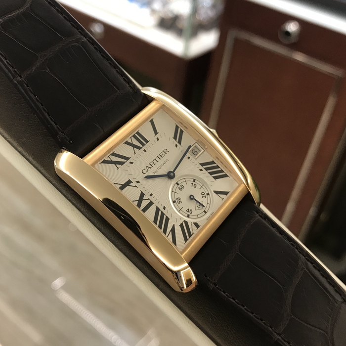 Cartier 卡地亚 Tank MC系列，W5330001，34.3*44毫米表径，18K玫瑰金表壳，18K玫瑰金多切面表冠，镶嵌一颗多切面蓝宝石，镀银扭索雕纹表盘，剑形蓝钢指针，蓝宝石水晶镜面，18K玫瑰K金折叠表扣，3时位置设日历显示窗，6时位置设小秒针表盘，蓝宝石水晶透明表背。卡地亚1904-PS MC型工作坊精制自动上链机械机芯。刘德华同款。专柜定价：154000元。 单表无附件。